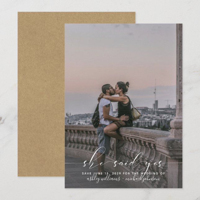 SIE SAGTE JA Calligraphy Kraft Foto Save the Date Einladung (Vorne/Hinten)
