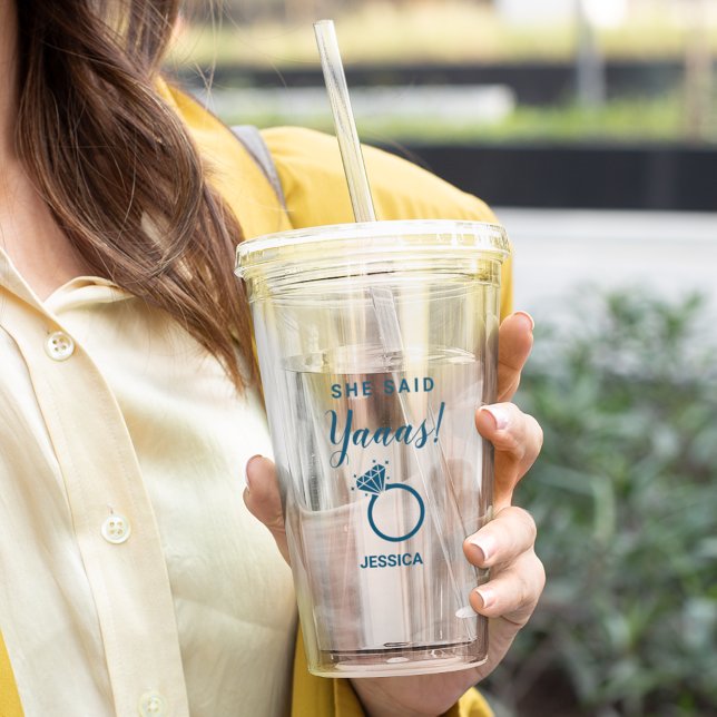 Sie sagte Ja Engagement Party Blue Color Acryltrinkbecher (Von Creator hochgeladen)