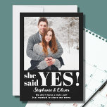 Sie sagte ja Foto Verlobung Ankündigung<br><div class="desc">Sie sagte ja! Lass Familie und Freunde kennen mit dieser modernen Verlobung-Ankündigungskarte deine tollen Neuigkeiten. Es ist mit fett-stylischen Typografie in weiß auf einem schwarzen Hintergrund. Einfach mit Ihrem Foto anpassbar.</div>