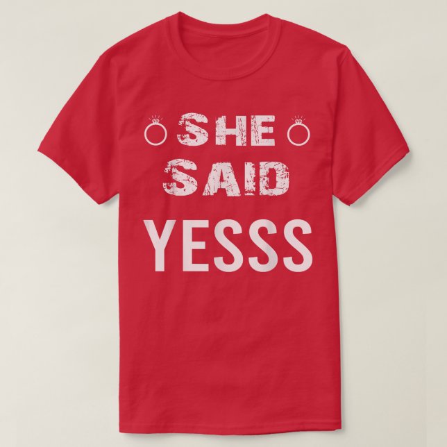 Sie sagte ja Girlfriend Fiance Ehefrau Yes Engagem T-Shirt (Design vorne)