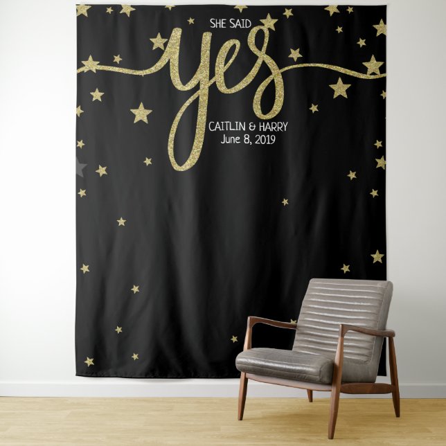 Sie sagte ja Hochzeit Foto Stand Hintergrund Banne Wandteppich (Beispiel)