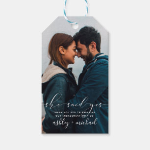 Sie sagte Ja Kalligrafie Foto Verlobungsfeier Geschenkanhänger