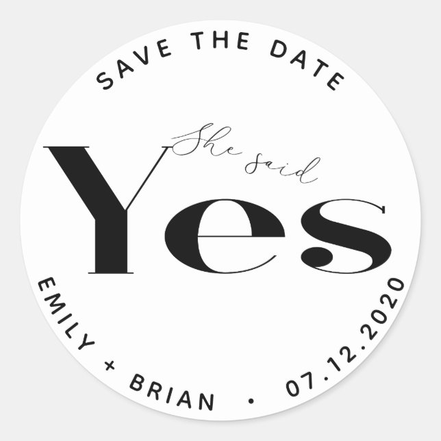 Sie sagte ja, moderne Typografie Save the Date Runder Aufkleber (Vorderseite)