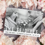 Sie sagte ja | Modernes Foto Save the Date<br><div class="desc">Sage ja zu unserer modernen speichern Sie die Terminkarten und verkünden deinen großen Tag an Freunde und Familie in schicken Stil! Flat speichern Sie die Datumskarten mit Ihrem Lieblings-Verlobung-Foto mit "Save the Date" in modernen weißen Block Typografie, und Ihre Namen und Hochzeitsdatum unten in knusprig schwarz. Füllen Sie Ihre Daten...</div>