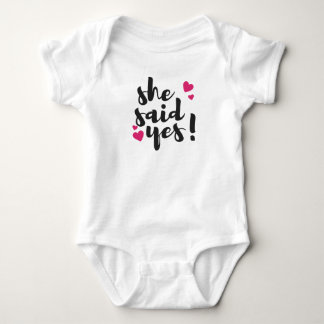 Sie sagte Ja! Verlobungsfeier – Romantisch Baby Strampler