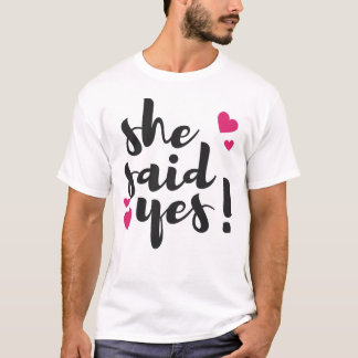 Sie sagte Ja! Verlobungsfeier – Romantisch T-Shirt