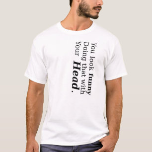 Sie schauen lustig, das mit Ihrem Kopf tuend T-Shirt