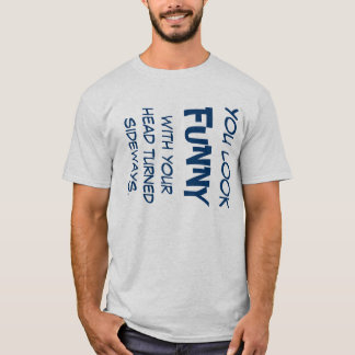Sie schauen mit Ihrem Kopf lustig, der seitlich T-Shirt