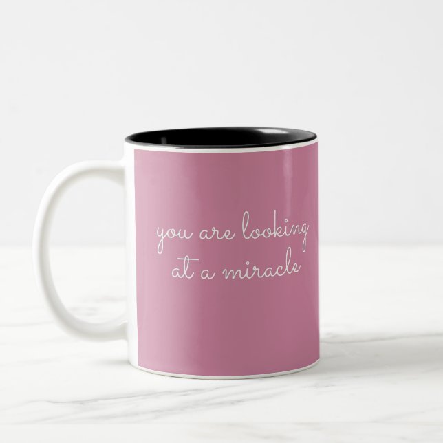 Sie schauen sich ein Wunder an - Bleibe nüchterne  Zweifarbige Tasse (Links)