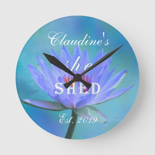 Sie schüttelte Schatten der blauen Wasserlilie-Uhr Runde Wanduhr (Vorderseite)