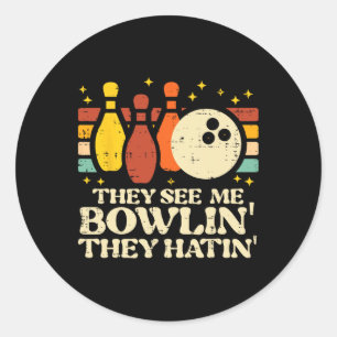 Sie sehen mich bowlen sie hassen lustigen Bowler M Runder Aufkleber