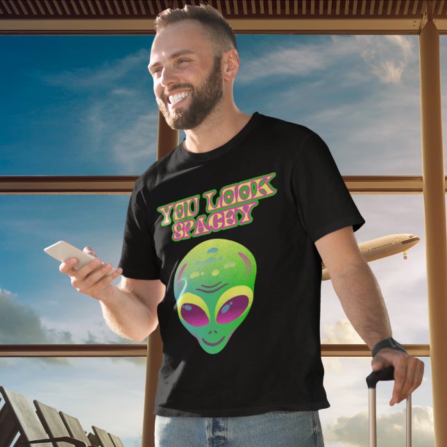 Sie sehen spektakuläre farbige Alien Grafik T-Shirt (Von Creator hochgeladen)