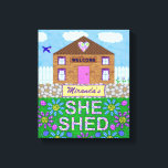 Sie Shuit Woman Höhlengarten Hütte Personalisierte Leinwanddruck<br><div class="desc">Die "She Shed" ist die Antwort der Frau auf die Männerhöhle. Dieses originelle, wunderschöne Leinwand-Design ist für Frauen, die Liebe haben, in ihren eigenen Hinterhof zu entkommen. Es zeigt einen niedlichen Holzschuppen, einen weißen Zaun, Kopfsteinpflaster, einen fliegenden Blauvogel und einen Garten mit Blume. Die Worte "She Shed" haben auch ein...</div>