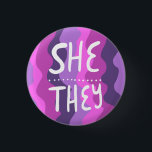 SIE/SIE Pronouns farbenfroh handschrift Lila Button<br><div class="desc">Dekorieren Sie Ihr Outfit mit diesem coolen Kunstknopf. Macht ein großartiges Geschenk! Sie können ihn anpassen und auch Text hinzufügen. Karo in meinem Shop für viel mehr Farben und Muster! Lass mir Bescheid,  wenn du auch etwas Gewohntes willst.</div>