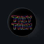 SIE / SIE Pronouns farbenfrohe Rainbow Handletteri Button<br><div class="desc">Dekorieren Sie Ihr Outfit mit diesem coolen Knopf. Macht ein großartiges Geschenk! Sie können ihn anpassen und auch Text hinzufügen. Karo in meinem Shop für viel mehr Farben, Muster und Pronomen - und finden Sie dieses Design auch auf Shirts und Aufklebern! Lass mir Bescheid, wenn du auch etwas Gewohntes willst....</div>