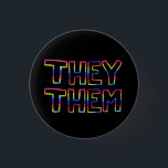 SIE / SIE Pronouns farbenfrohe Rainbow Handletteri Button<br><div class="desc">Dekorieren Sie Ihr Outfit mit diesem coolen Knopf. Macht ein großartiges Geschenk! Sie können ihn anpassen und auch Text hinzufügen. Karo in meinem Shop für viel mehr Farben, Muster und Pronomen - und finden Sie dieses Design auch auf Shirts und Aufklebern! Lass mir Bescheid, wenn du auch etwas Gewohntes willst....</div>