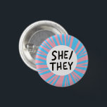 Sie/SIE Pronouns farbenfrohe Trans Flag Rosa Blau Button<br><div class="desc">Dekorieren Sie Ihr Outfit mit diesem coolen Kunstknopf. Sie können ihn anpassen und auch Text hinzufügen. Karo in meinem Shop für viel mehr Farben und Muster und Pronomen aller Art! Lass mir Bescheid,  wenn du auch etwas Gewohntes willst.</div>