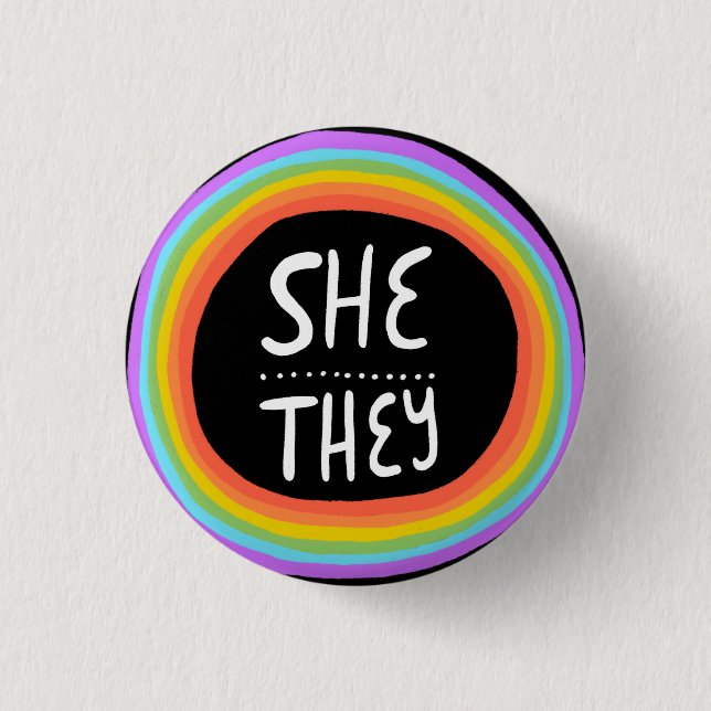 SIE/SIE Pronouns farbenfroher Wonky Rainbow Circle Button (Vorderseite)
