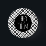 Sie/sie Pronouns Handmade Grid Schwarz-weiß Button<br><div class="desc">Dekorieren Sie Ihr Outfit mit diesem coolen Kunstknopf. Macht ein großartiges Geschenk! Sie können ihn anpassen und auch Text hinzufügen. Karo in meinem Shop für viel mehr Farben und Muster! Lass mir Bescheid, wenn du auch etwas Gewohntes willst.</div>