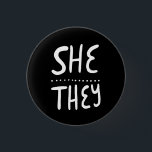 Sie/sie Pronouns Stolz handschriftlich Minimal Button<br><div class="desc">Dekorieren Sie Ihr Outfit mit diesem coolen Kunstknopf. Macht ein großartiges Geschenk! Sie können ihn anpassen und auch Text hinzufügen. Karo in meinem Shop für viel mehr Farben und Muster! Lass mir Bescheid,  wenn du auch etwas Gewohntes willst.</div>