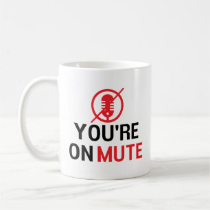 Sie sind auf stummen, sonnigen Arbeiten von Zuhaus Kaffeetasse