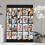 Sie sind die One Romantic 20 Foto Collage Black Leinwanddruck<br><div class="desc">Romantisches Foto Leinwand Geschenk für Ihren Partner - perfekt für ein Hochzeitsgeschenk, Verlobung, Vorschlag Requisit etc. Das Design enthält einen überdimensionalen Druck, der als "Sie sind der Einzige" auf Ihren Bildern als Overlay angezeigt wird. Die Fotovorlage ist für Sie ein Set, um 20 Ihrer Lieblings-Fotos hinzuzufügen, die alle im vertikalen...</div>