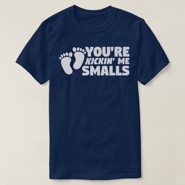 Sie sind Kickin'me Smalls Gender Reveal Pregnancy T-Shirt (Design vorne)