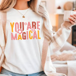Sie sind Magische Retro Groovy Blume Typografie T-Shirt<br><div class="desc">Sie sind Magical Retro Groovy Blume Typografie Frauenfashion T - Shirt Top Features der Text "You are magical" in einem Retro-Drehbuch Typografie mit frommen Blume. Perfekt als Geschenk für sie zum Geburtstag,  Weihnachten,  Muttertag,  beste Freunde,  Schwestern und mehr. Von Evco Studio entworfen www.zazzle.com/store/evcostudio</div>