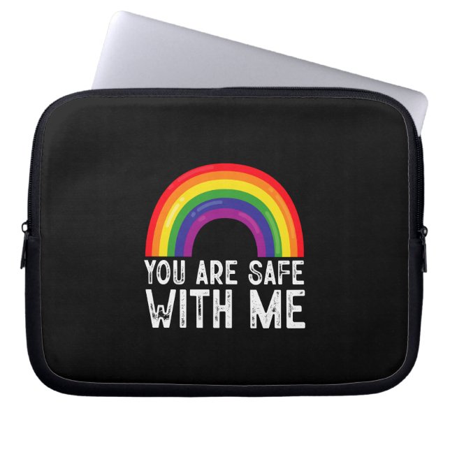 Sie sind sicher mit meinem LGBTQ-Stolz Monat Regen Laptopschutzhülle (Vorderseite)