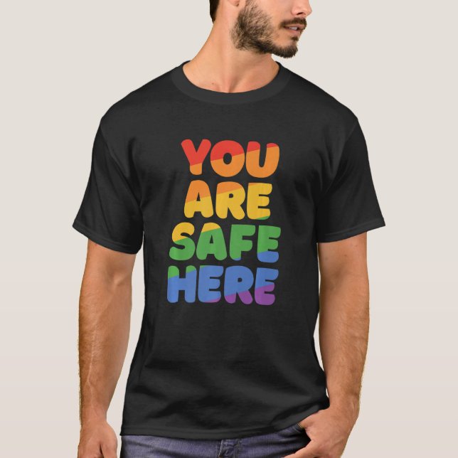 Sie sind sicher mit mir Rainbow Pride Lgbtq Gay Tr T-Shirt (Vorderseite)
