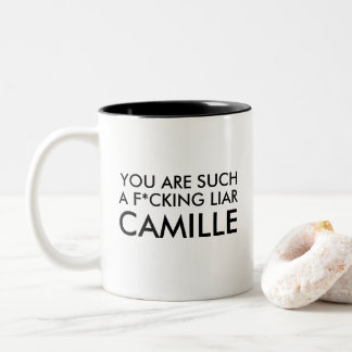 Sie sind solch ein Lügner Camille! Zweifarbige Tasse