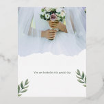 Sie sind zu diesem besonderen Tag eingeladen. Folie Einladungspostkarte<br><div class="desc">Diese elegante und raffinierte Einladungskarte verkörpert die Liebe und die Feier eines unvergesslichen Tages. Mit seinen zarten Mustern und seinem zeitlosen Design lädt es Ihre Lieben herzlich ein, einen einzigartigen Moment an Ihrer Seite zu teilen. Sein moderner Stil mit klassischen Touchs macht es zur perfekten Wahl für eine anspruchsvolle Zeremonie,...</div>