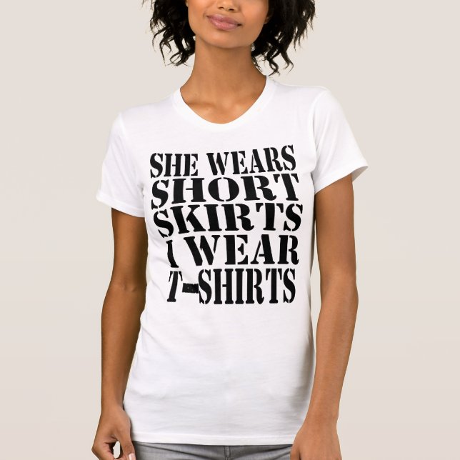 sie trägt kurzen Röcke und ich trage Shirts (Vorderseite)