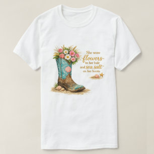 sie trug Blumen – Florale Cowboy-Stiefel-Strand T-Shirt