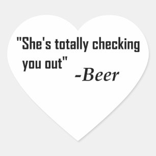 "Sie überprüft dich komplett" - Bier Herz-Aufkleber