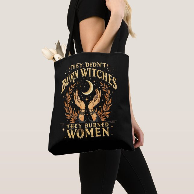 Sie verbrannten keine Hexen, sie verbrannten Fraue Tasche (Von Nahem)