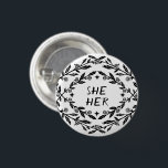 SIE VERKÜNDIGT Rose Reben Botanischer KUNST Button<br><div class="desc">Dekorieren Sie Ihr Outfit mit diesem coolen Kunstknopf. Sie können es mit Ihren Pronomen anpassen oder auch Ihren eigenen Text hinzufügen. Ändern Sie die Hintergrundfarben. Karo in meinem Shop für viel mehr Farben und Muster aller Art! Lass mir Bescheid,  wenn du auch etwas Gewohntes willst.</div>