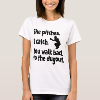 SIE WIRFT, ICH FÄNGT T-Shirt