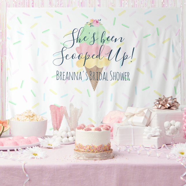 Sie wurde mit Eiscreme-Background-Tapestry verzier Wandteppich (She's Been Scooped Up Personalized with Name Party Bridal Shower Backdrop | Green Pink Yellow)