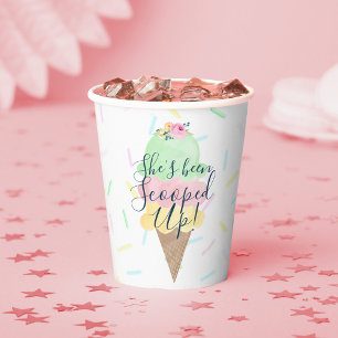 Sie wurde mit Eiscreme vergossen Pappbecher