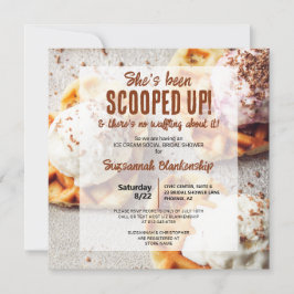 Sie wurde mit Schotter Eiscreme-Herz-Waffel geform Einladung