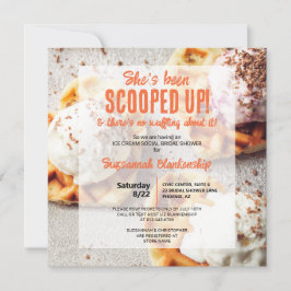 Sie wurde mit Schotter Eiscreme-Herz-Waffel geform Einladung