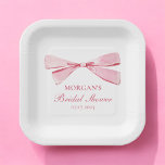 Sie zähmt das Brautparty des unrosa Bowes Pappteller<br><div class="desc">Feiern Sie die zukünftige Braut mit unseren rosa Brautparty Paper Tellern "She's Tying The Knot". Mit einem schönen, rosafarbenen Hintergrund, elegantem Drehbuch und einem charmanten Bogen-Design fügen diese Teller Ihrem Brautparty eine raffinierte Touch hinzu. Sie sind aus hochwertigem, langlebigem Papier gefertigt und eignen sich hervorragend für Vorspeisen, Desserts und andere...</div>