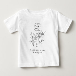 Sie zerhacken T-Shirts