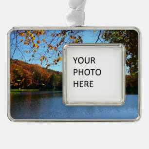 Sieben Quellen Herbstbäume und Teich Rahmen-Ornament Silber