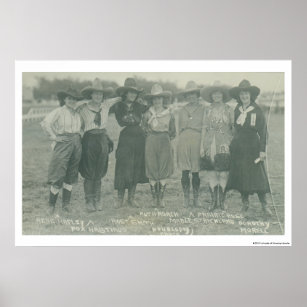 Sieben Rodeo-Cowgirls, die für ein Foto posieren. Poster