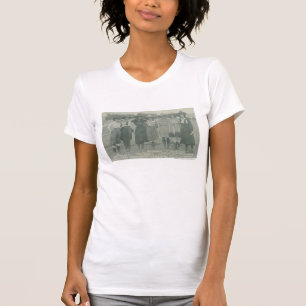 Sieben Rodeo-Cowgirls, die für eine Fotografie T-Shirt