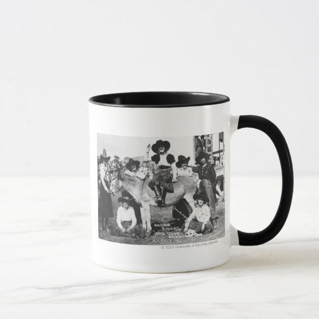Sieben Rodeo-Cowgirls, die im Scherz mit einem Tasse (Rechts)