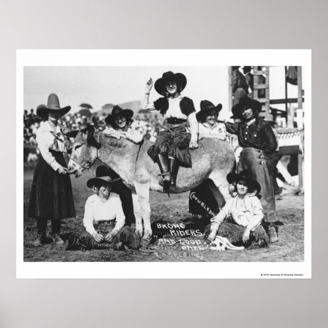 Sieben Rodeo-Cowgirls posieren scherzhaft mit eine Poster (Vorne)