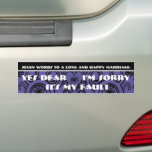 Sieben Worte für eine lange und glückliche Ehe Autoaufkleber<br><div class="desc">Schwarzer Lila und weißer,  sonniger Hochzeitssänger Autoaufkleber. GUT,  ABER WAHR. WORTE OF WISDOM to the Groom. 7 Worte für eine lange und glückliche Ehe - ich bedaure - Ja,  Liebe - es ist mein Fehler. Perfekt für den Junggeselinnen-Abschied!</div>